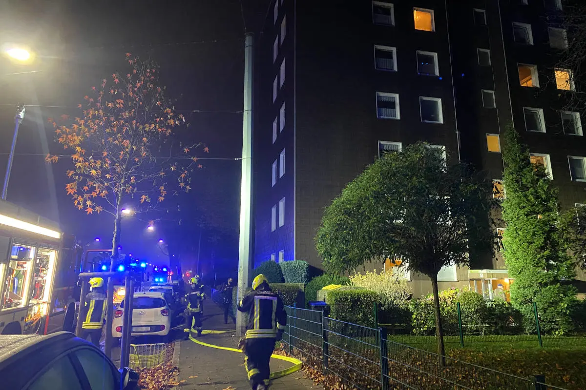 Brand in Gelsenkirchen-Schalke – Ursprünglich gemeldeter Wasserrohrbruch entwickelt sich zu Küchenbrand