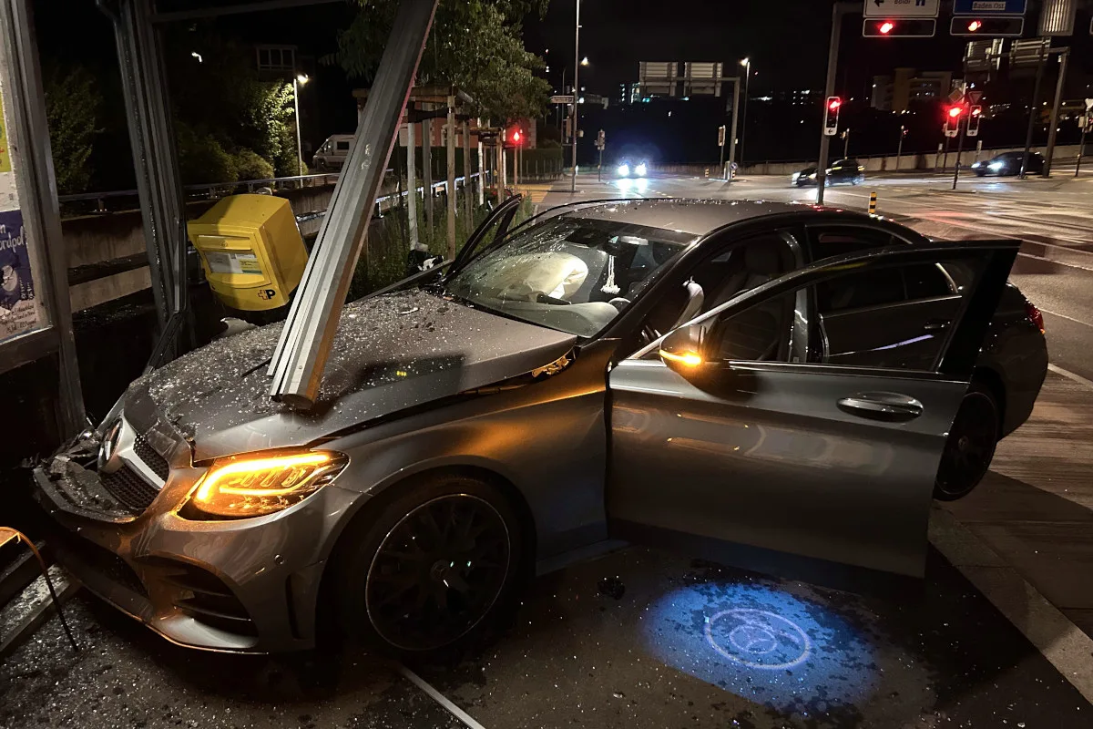 Unfall in Rieden AG – Junglenker kracht mit Mercedes in Bushaltestelle