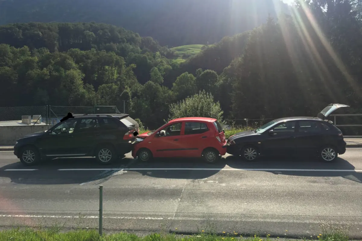 Mitlödi GL - Aufahrkollision zwischen 3 Personenwagen