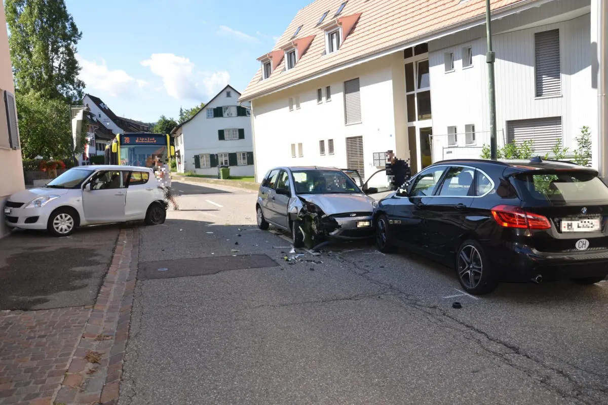 Bubendorf BL - Verkehrsunfall mit drei Personenwagen