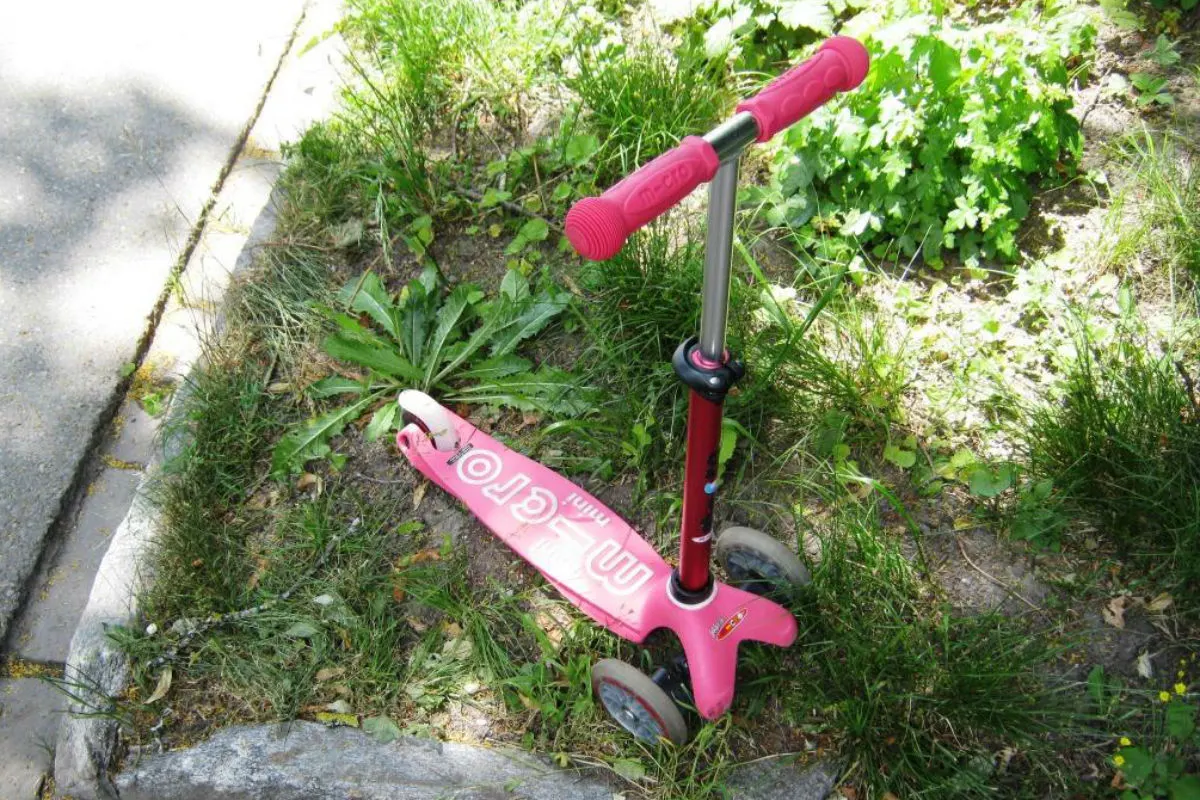 Glarus GL - 4-jähriges Kind auf Kickboard von Auto erfasst