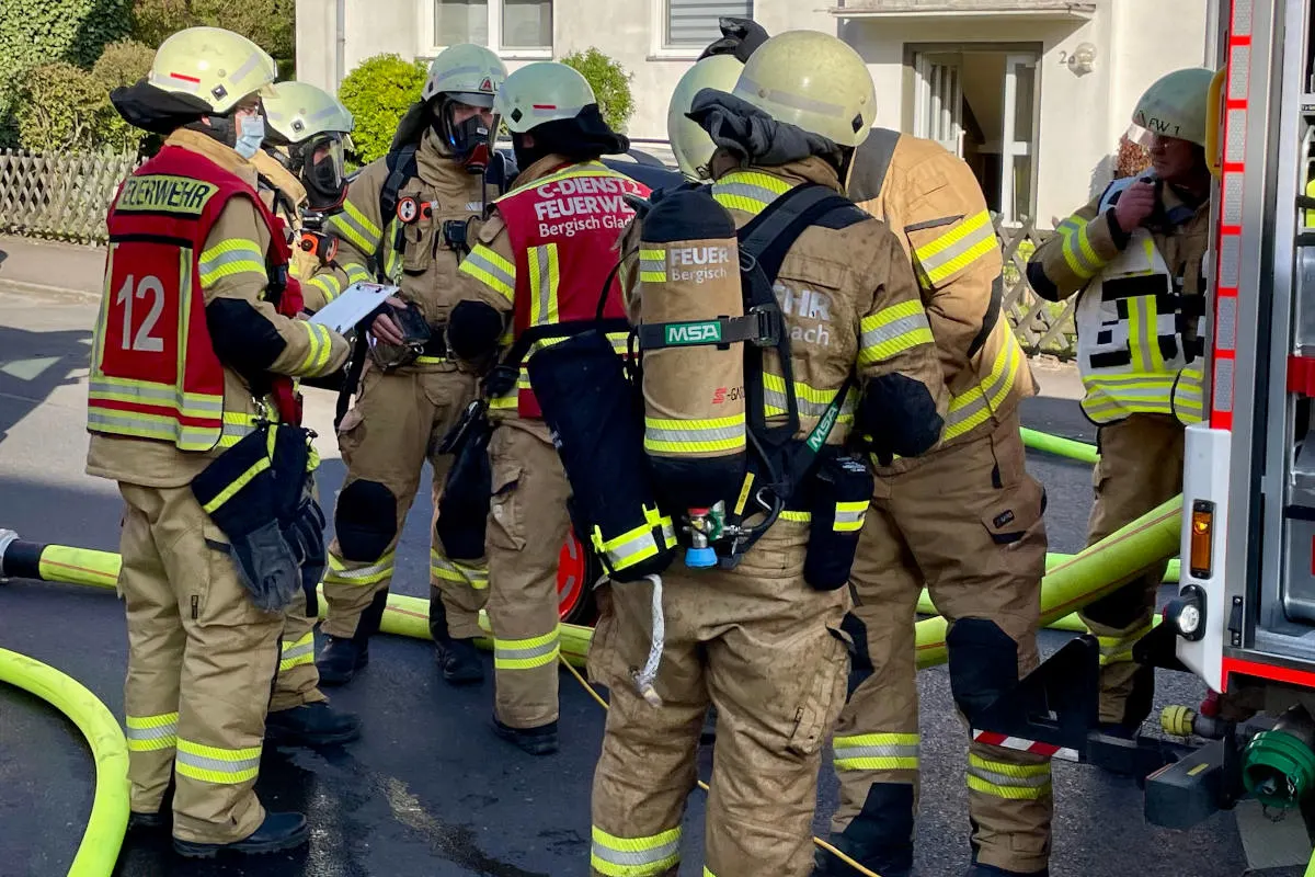 Bergisch Gladbach – Feuerwehr rettet zwei Katzen nach Wohnungsbrand in der Stadtmitte