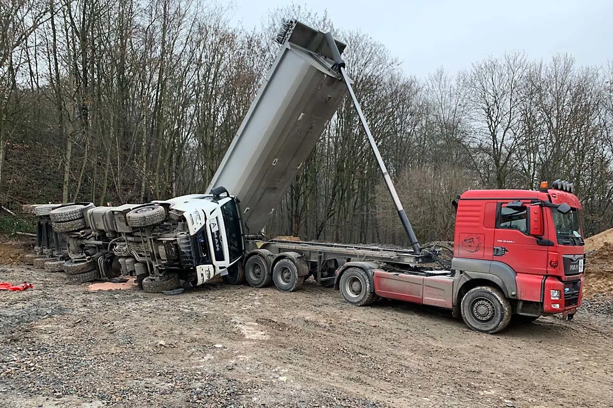 Hattingen - LKW kippt beim Entladen um!