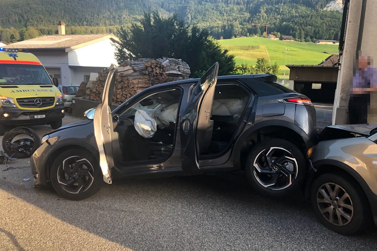 Heftiger Unfall in Welschenrohr SO – Kollision mit Mauer sowie mit Auto auf Gegenfahrbahn