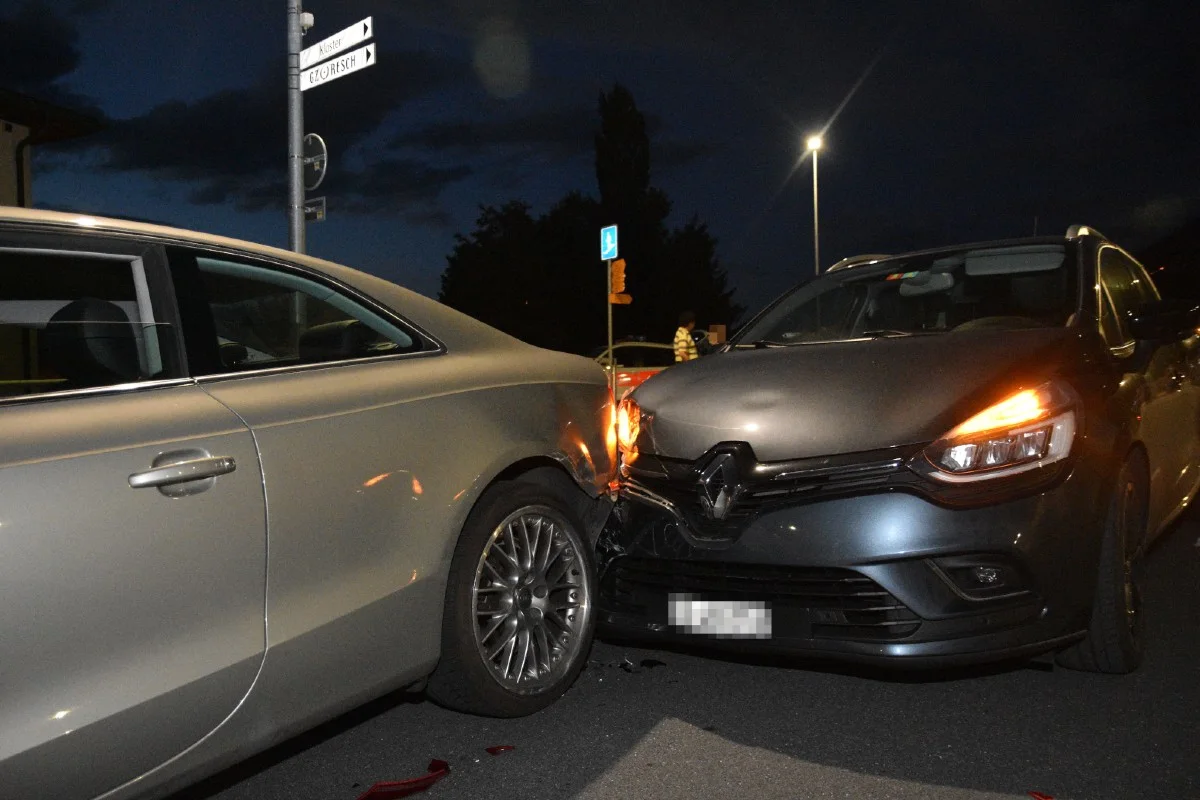 Kurioser Unfall in Schaan FL - Frau prallt zweimal in selbes Auto