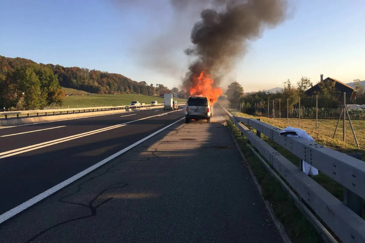 Bulle FR - Ein brennendes Auto auf der A12