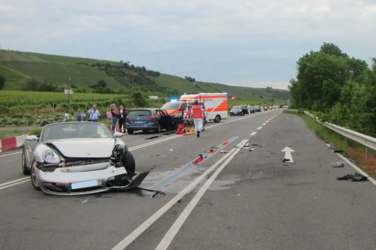 Porschefahrer wendet an verbotener Stelle