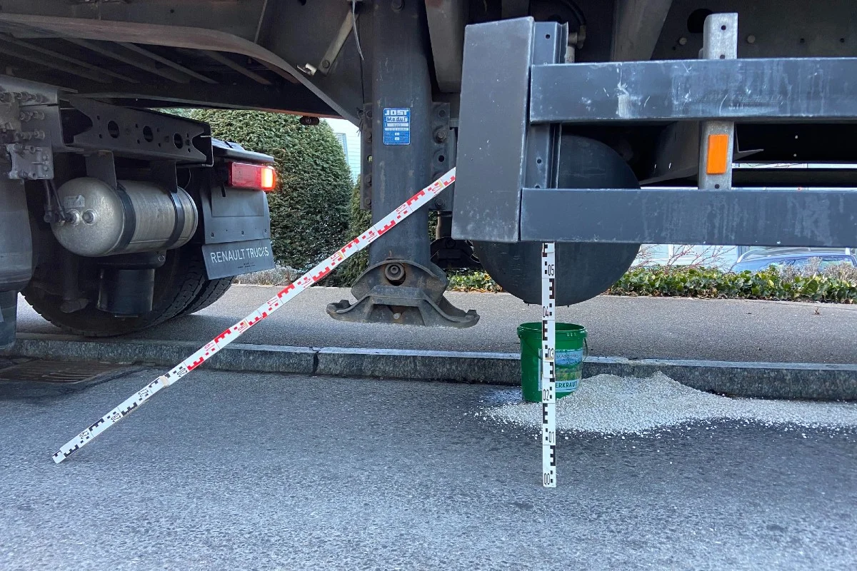 Walchwil ZG - Lastwagen verliert Diesel