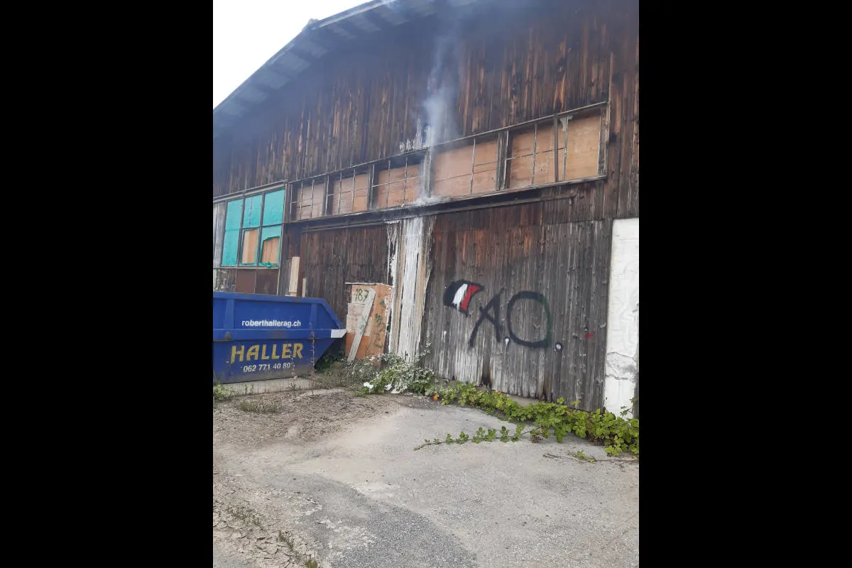 Menziken AG – Zeugenaufruf nach Brand einer Lagerhalle