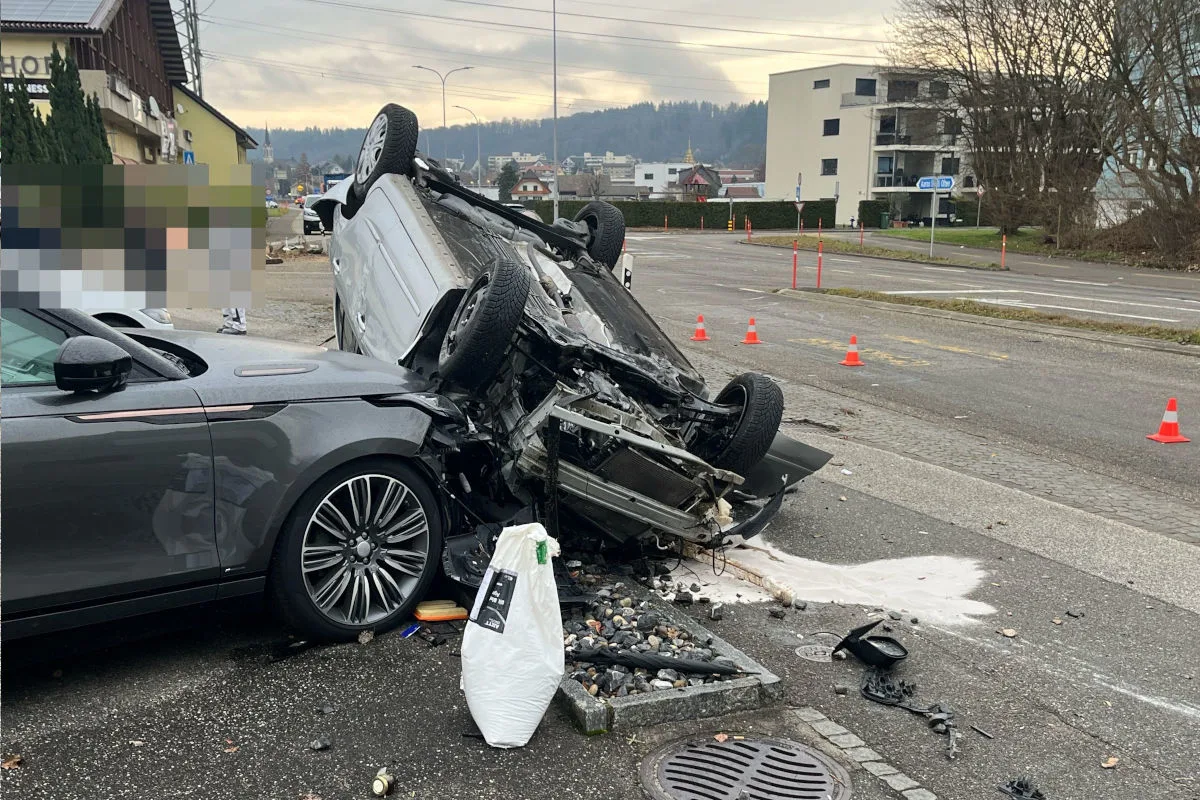 Däniken SO – Auto prallt in Fahrzeuge und landet auf dem Dach