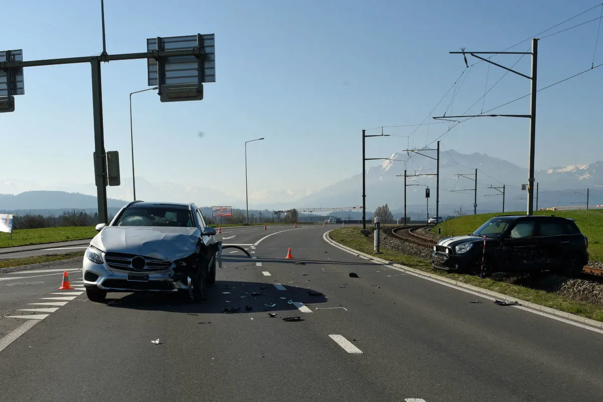 Eschenbach LU - Auto wird nach Unfall auf Bahntrasse geschoben