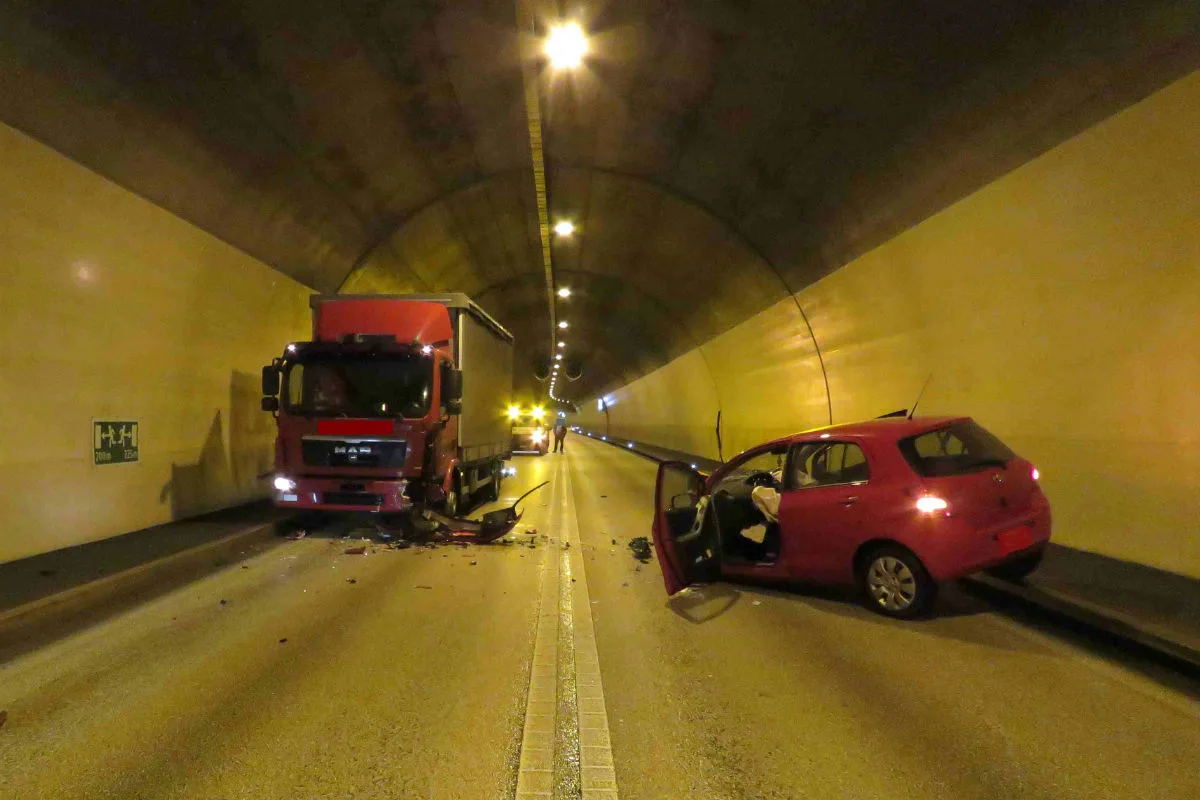 Aarburg AG - Auto stösst mit Lastwagen zusammen