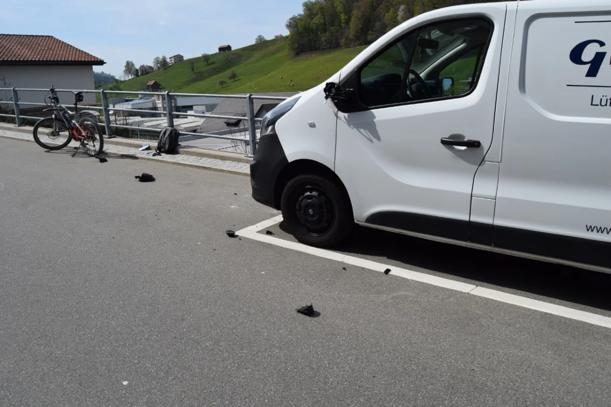 Herisau AR - Nach Aufprall mit Lieferwagen stürzte der E-Bike-Lenker