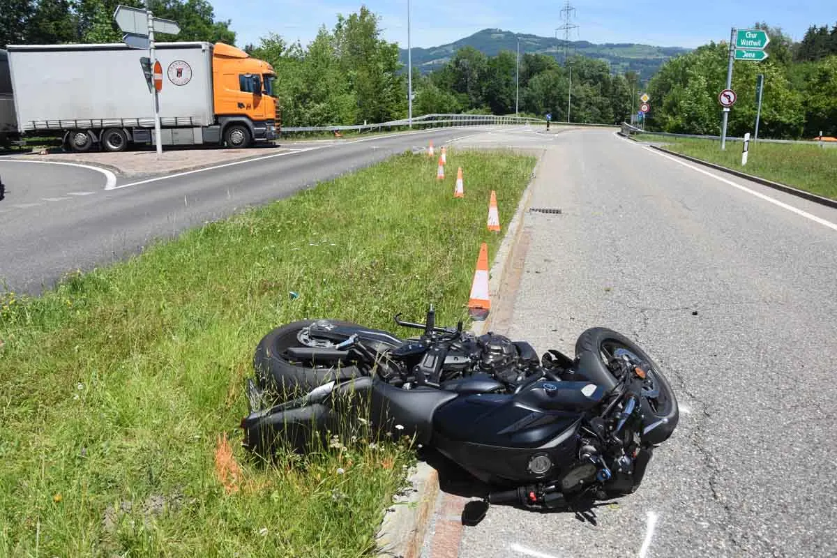 Rapperswil-Jona SG - 19-jähriger Biker nach Crash mit Mercedes verletzt
