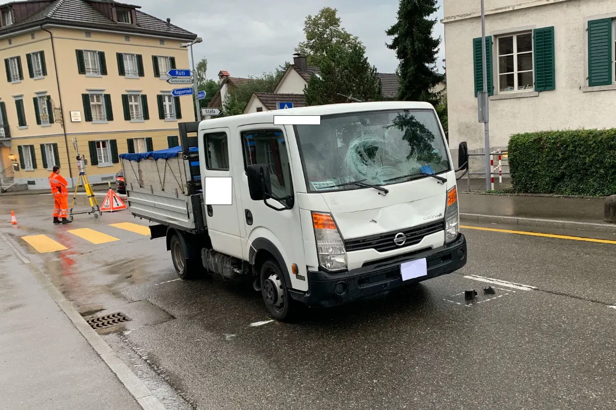 Hombrechtikon ZH - 11-Jähriger auf dem Velo von Lieferwagen erfasst