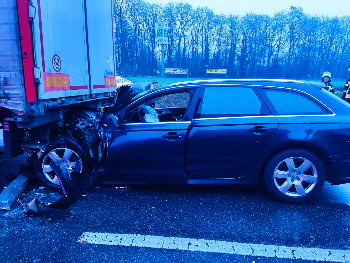 Nienburg/Linsburg – PKW schiebt sich unter LKW - Fahrer verletzt