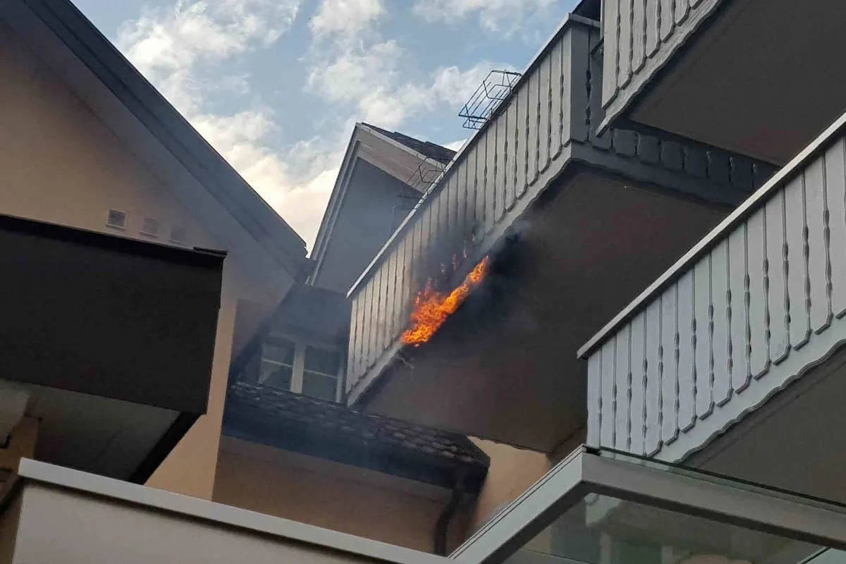 Erstfeld UR – Brand auf Balkon glimpflich verlaufen