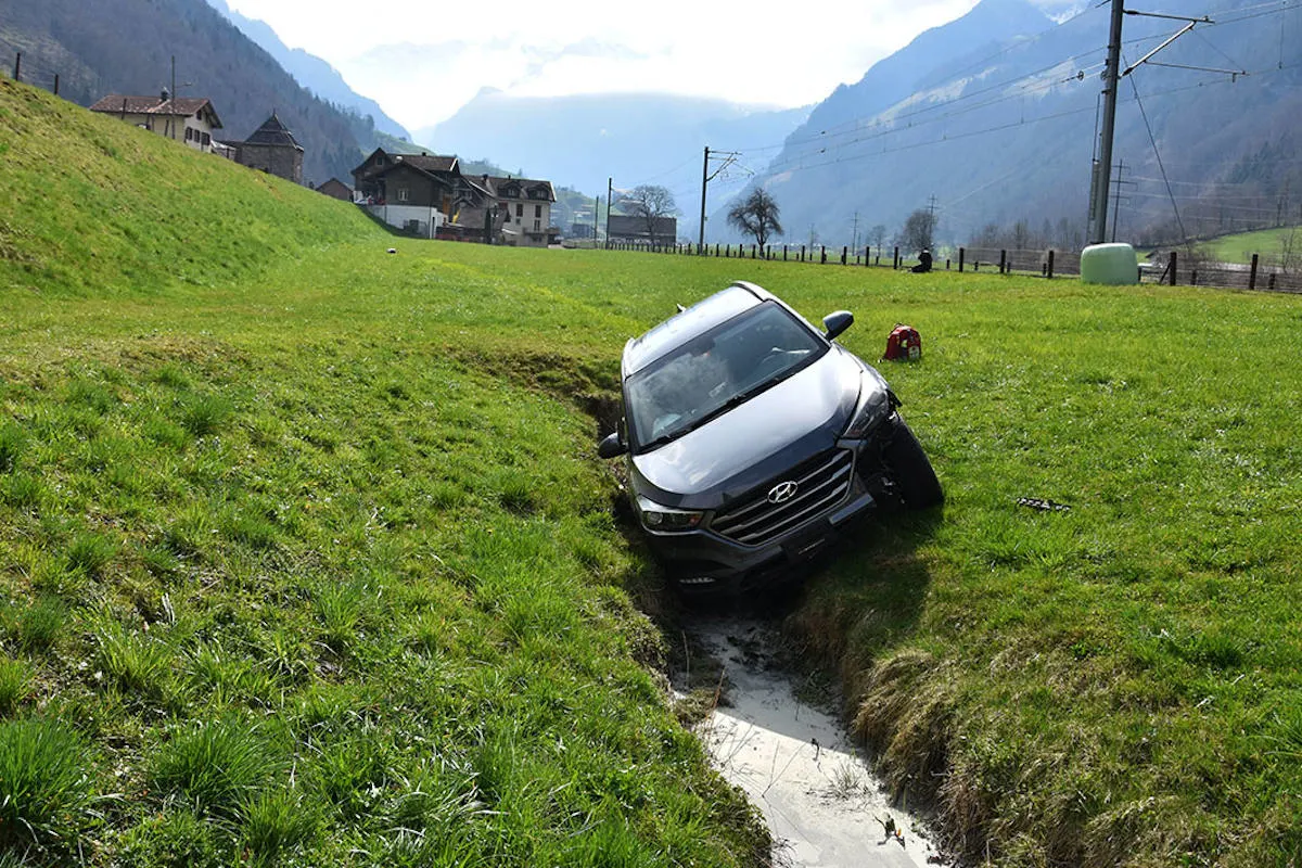 Wolfenschiessen NW – Ein Auto ist im Wiesland gestrandet