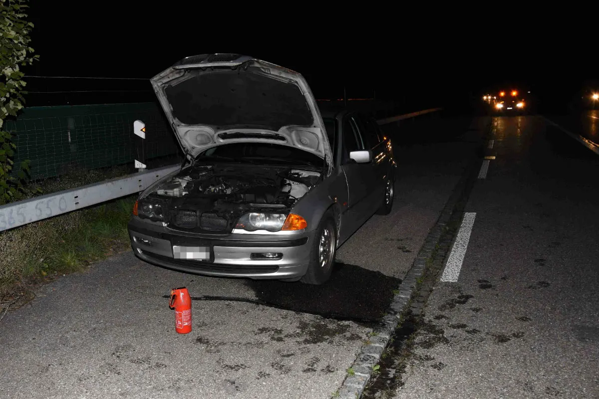 Niederwil SG - Dreier BMW gerät auf Autobahn in Brand