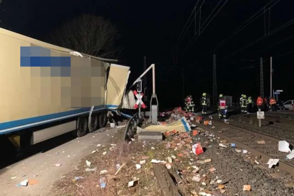 Hann. Münden: Regionalbahn erfasst Sattelzug beim Rangieren am Bahnübergang