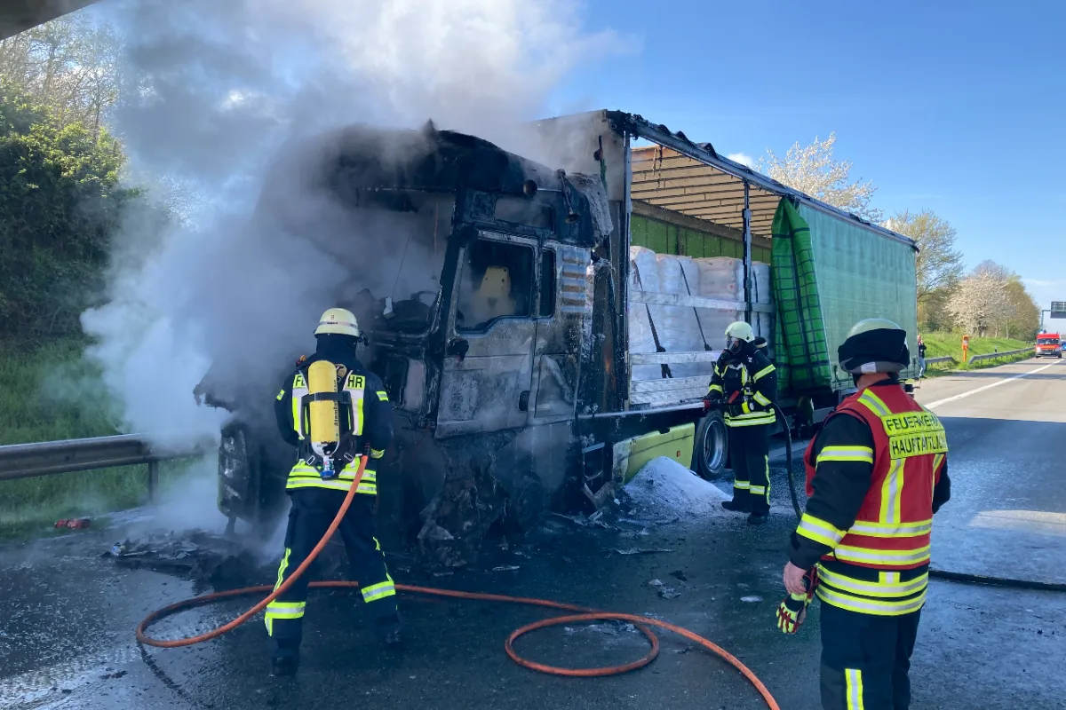 Feuerwehr bekämpft Lkw-Brand auf der A2 bei Bad Salzuflen