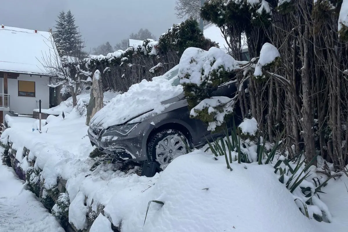 Unfall in Fraxern – Pkw stürzt Hang hinab