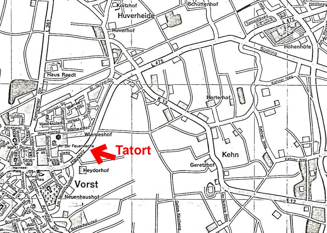 Auf der Karte von Vorst zeigt ein roter Pfeil den Tatort an. Straßen und Gebäude sind detailliert dargestellt.