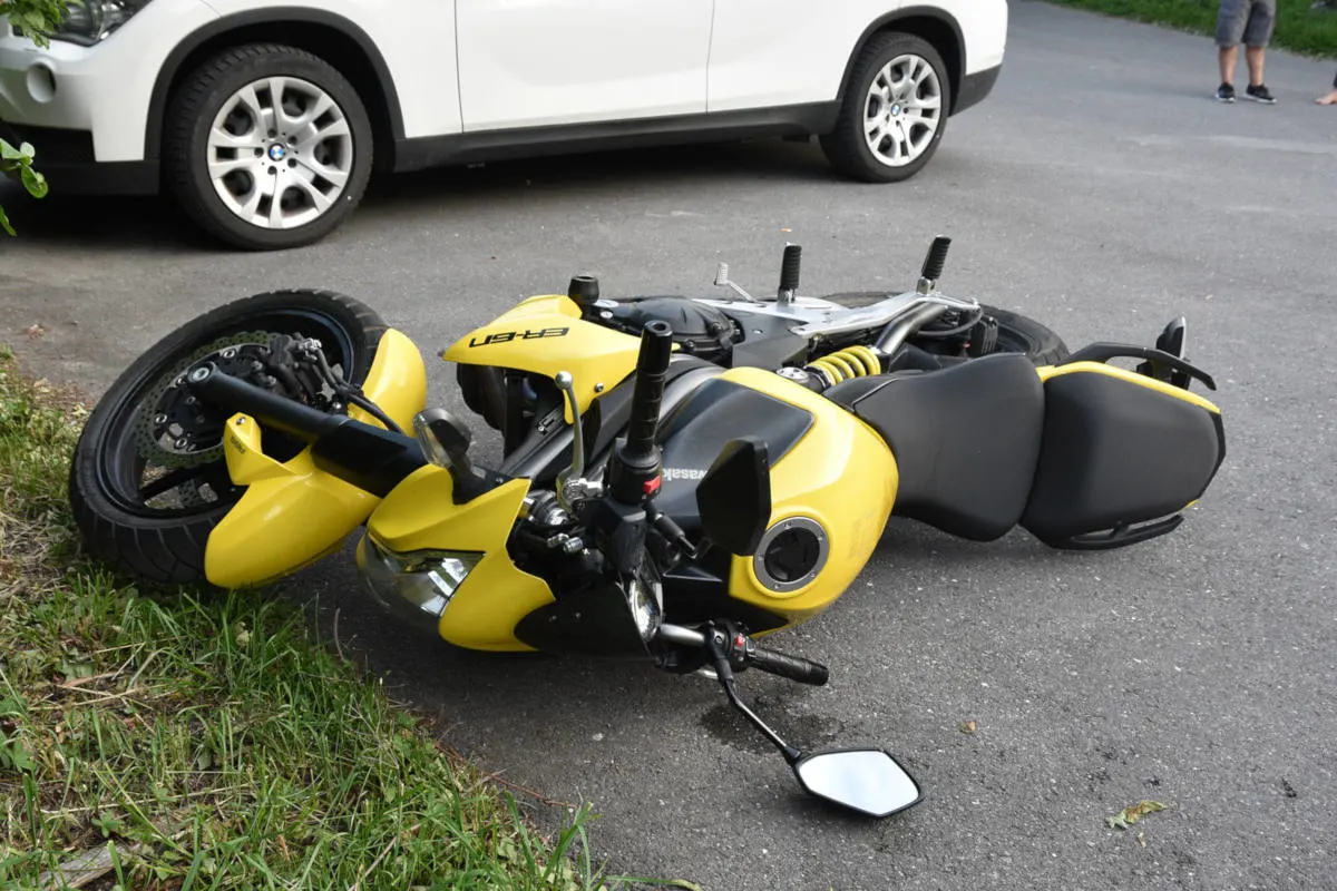 Triesen FL - Unbekannter kollidiert auf Parkplatz mit Motorrad