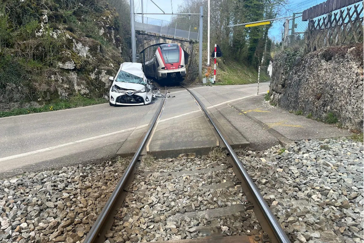 Grandgourt JU – Auto von Zug erfasst