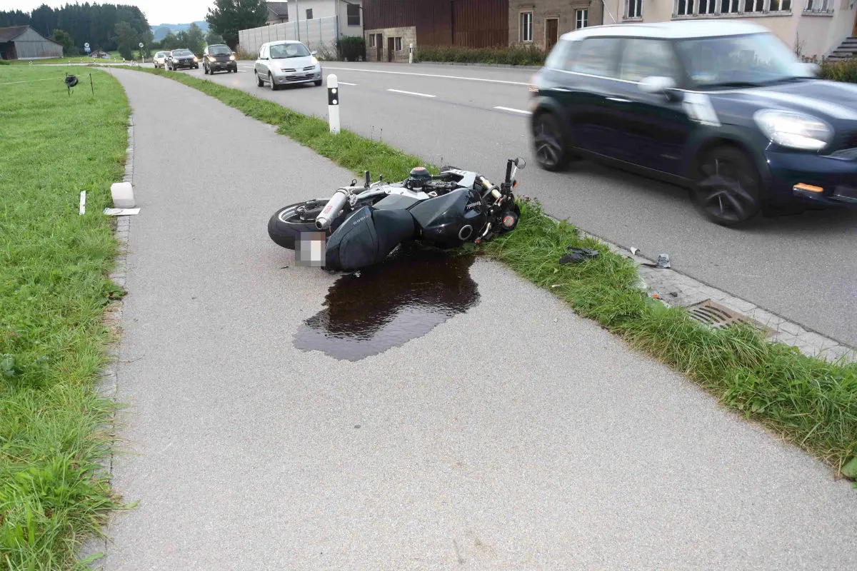 Lütisburg Station SG - Vortritt eines Motorradfahrers missachtet   