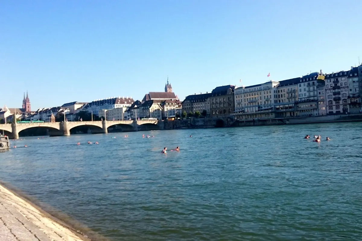 Basel - Mit richtigem Verhalten zum sicheren Schwimmvergnügen im Rhein