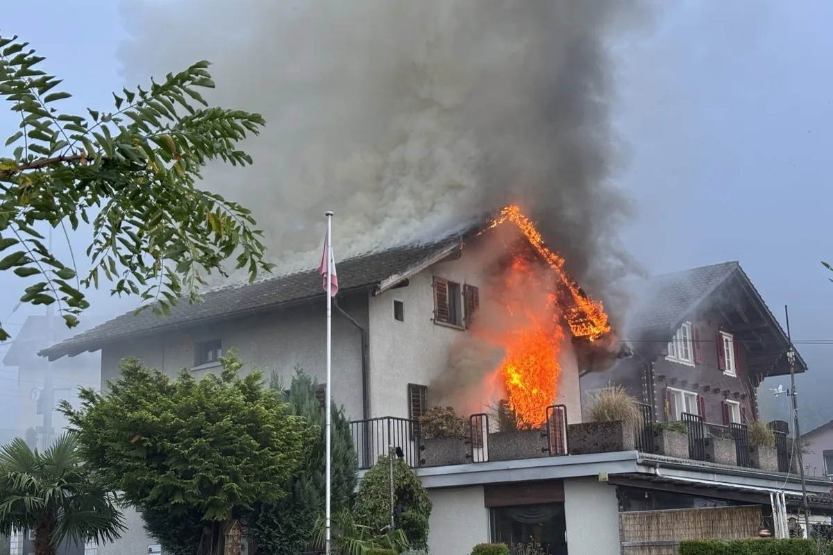 Sisikon UR - Haus in Vollbrand