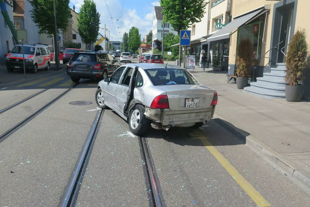 Binningen BL - Zwei Autos zusammengestossen