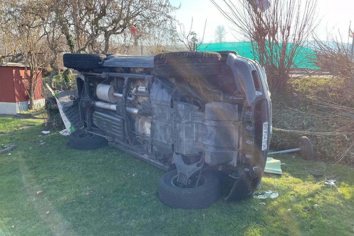 Stadt Zürich – Auto landet nach Unfall im Familiengarten