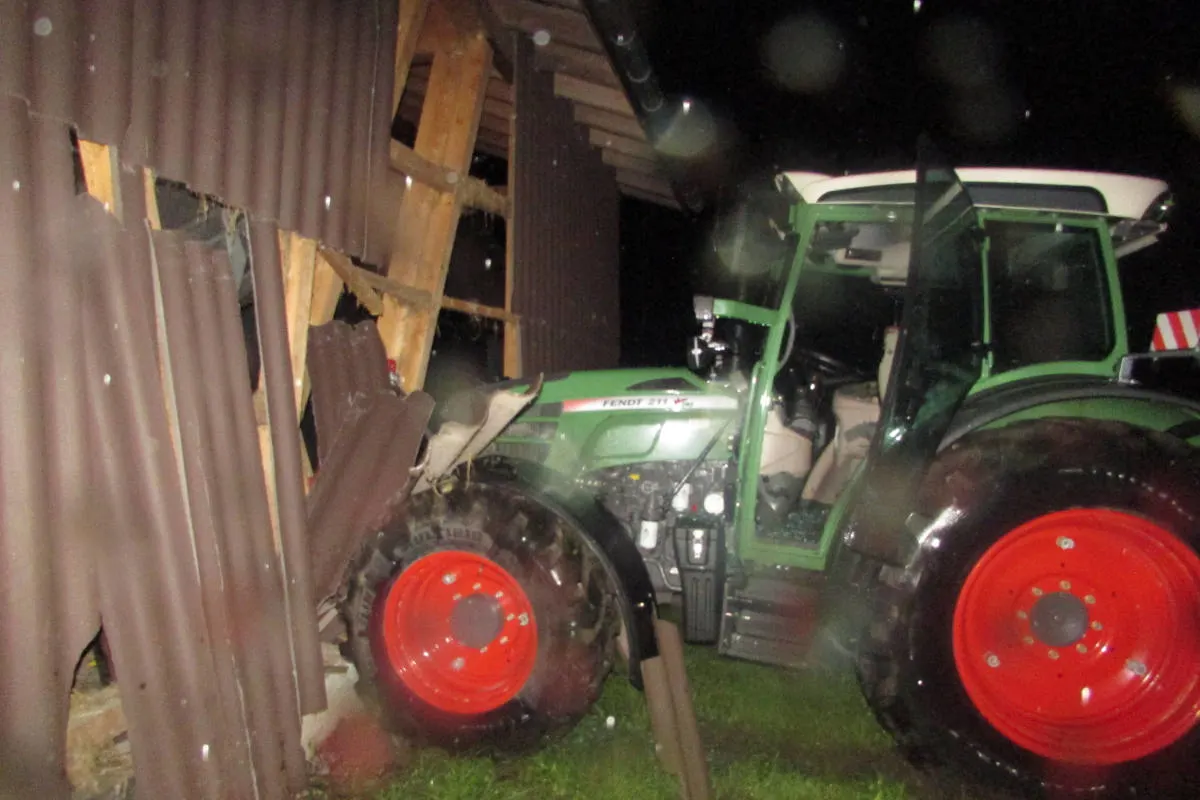 Matt GL – Traktor kracht durch Zaun