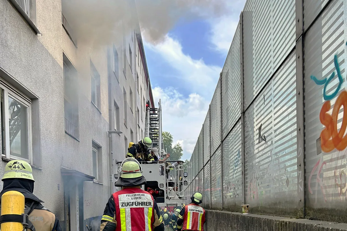 Essen NW – Aufwändige Rettung von Personen bei Brand von Mehrfamilienhaus 