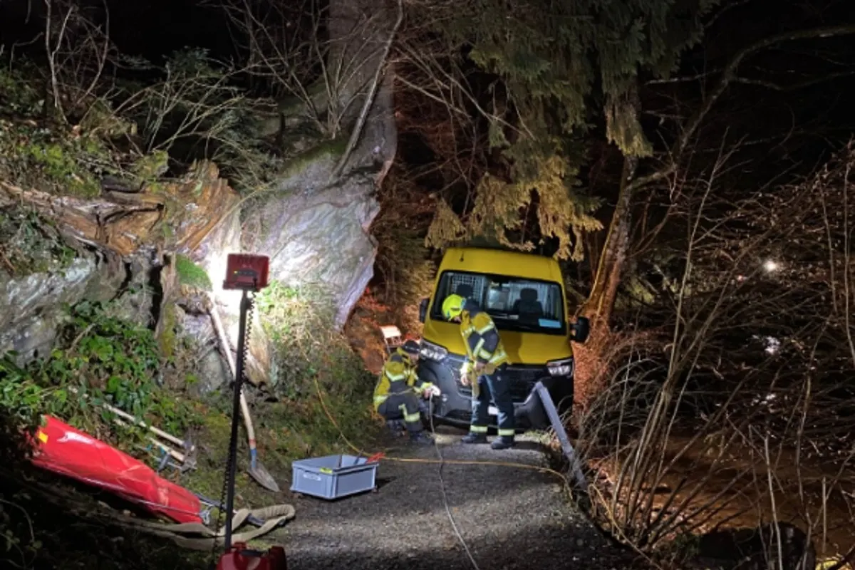 Oberägeri ZG - Postbote bleibt mit Lieferwagen auf Fussweg stecken