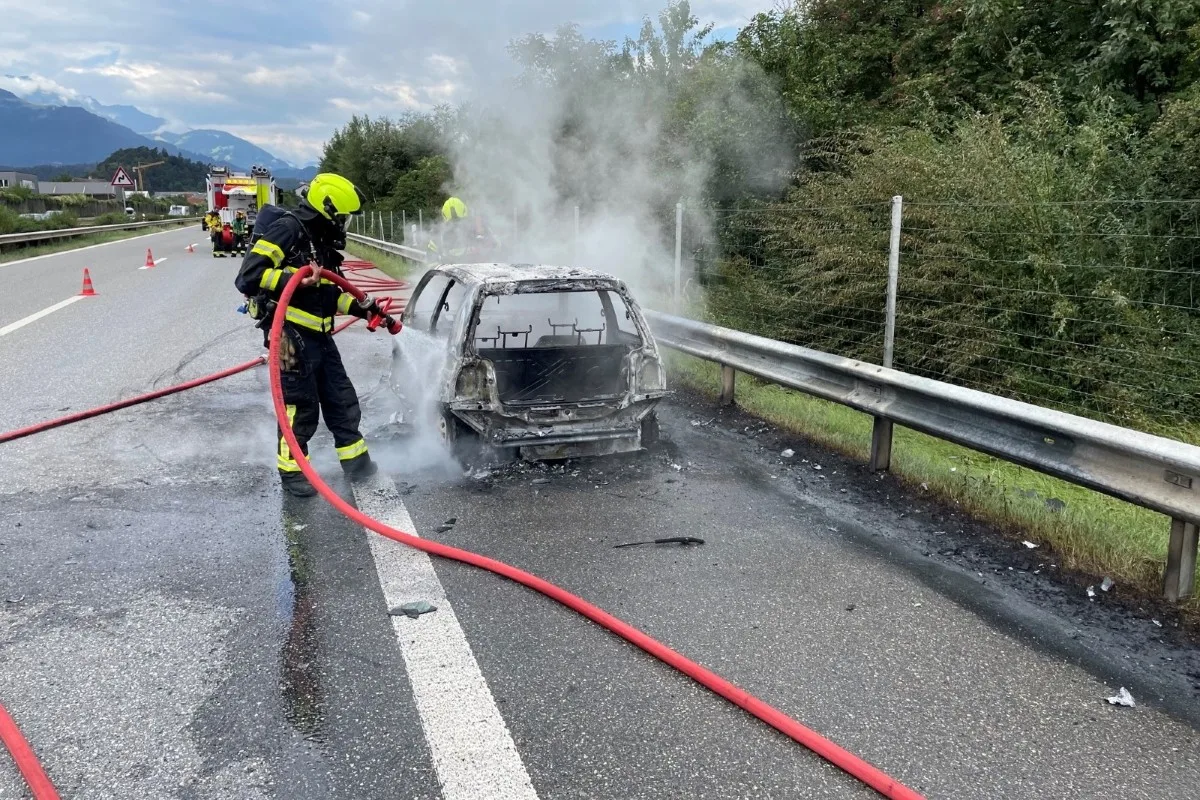 Domat-Ems GR - Fahrzeugbrand auf der A13 verursacht Verkehrsbehinderung