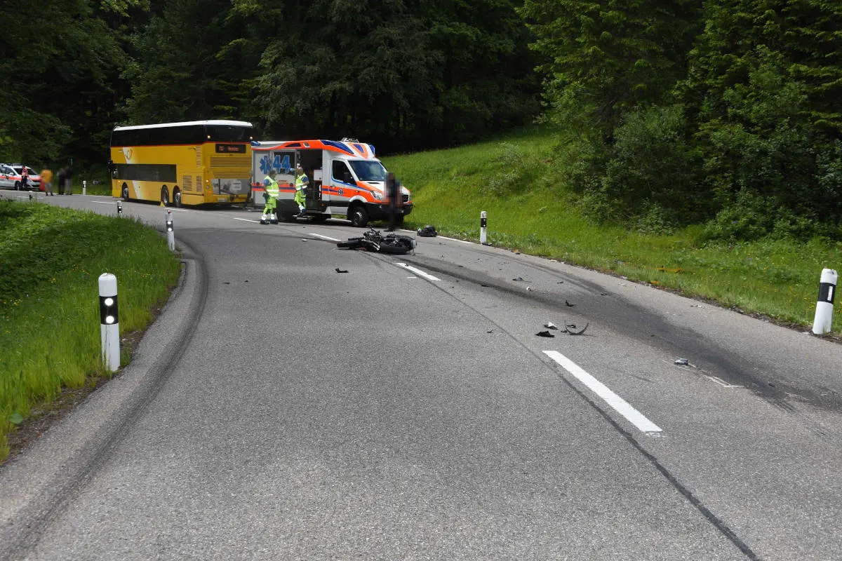 Ennetbühl SG – Grosses Glück bei Unfall zwischen Motorrad und Postauto