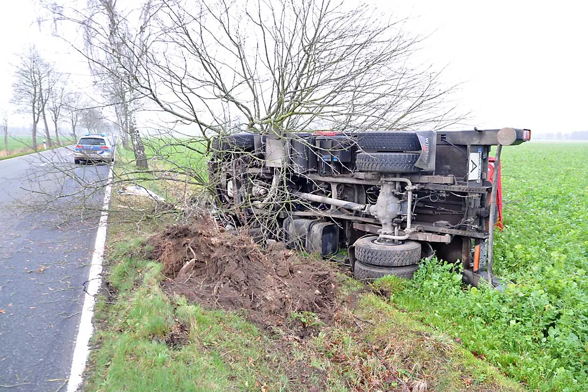 Unfall in Langlingen - LKW kommt von der Fahrbahn ab und prallt gegen Baum