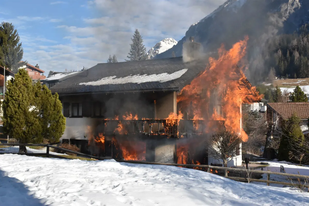 Lantsch/Lenz GR - Feuer zerstört Wohnhaus