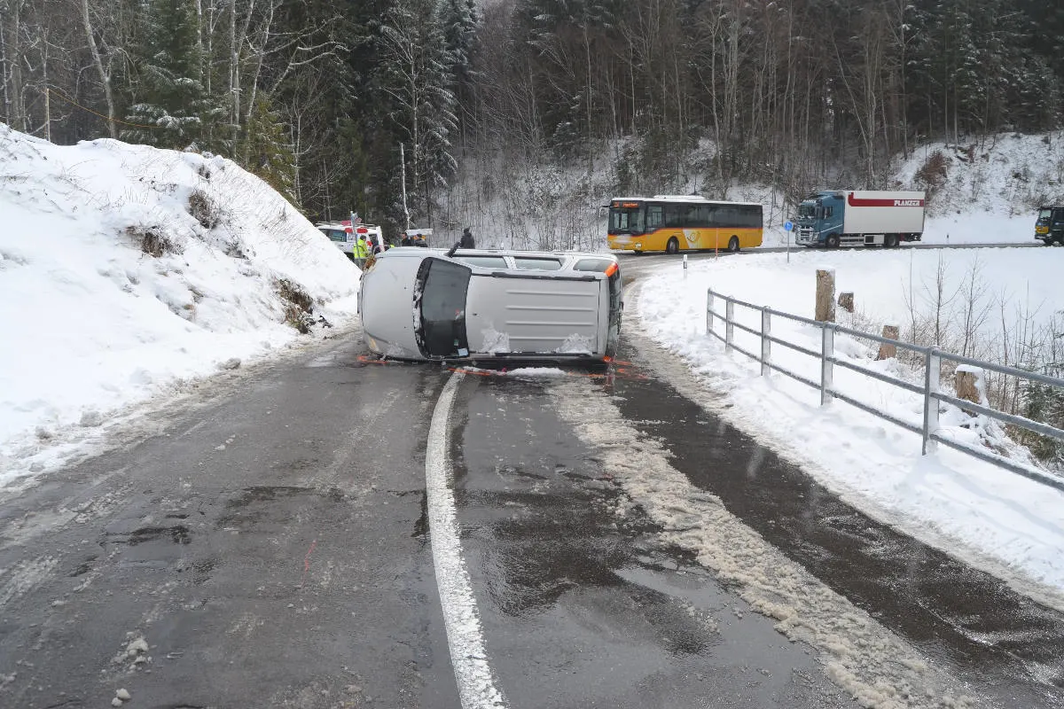 Rehetobel / Hundwil – Selbstunfälle auf schneebedeckten Strassen