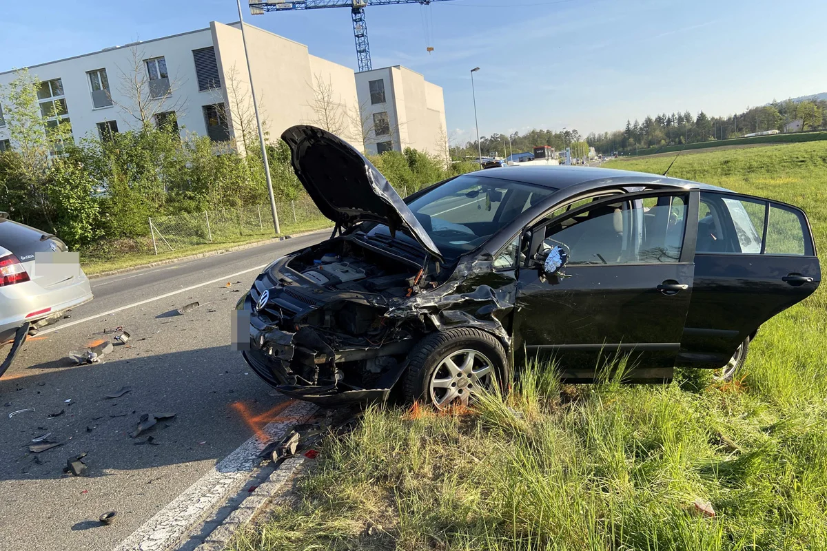 Döttingen AG - Drei Verletzte nach Autoüberschlag