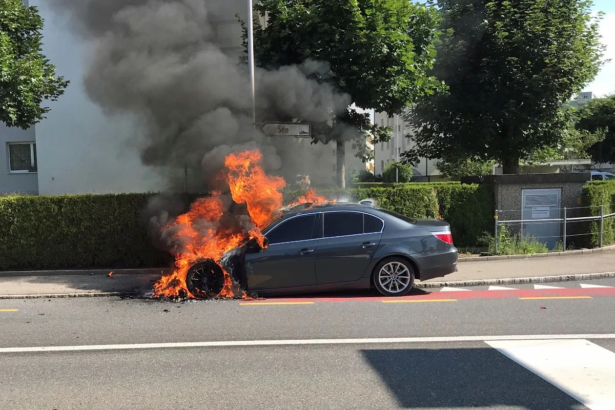 Sursee LU - BMW brennt auf der Strasse aus