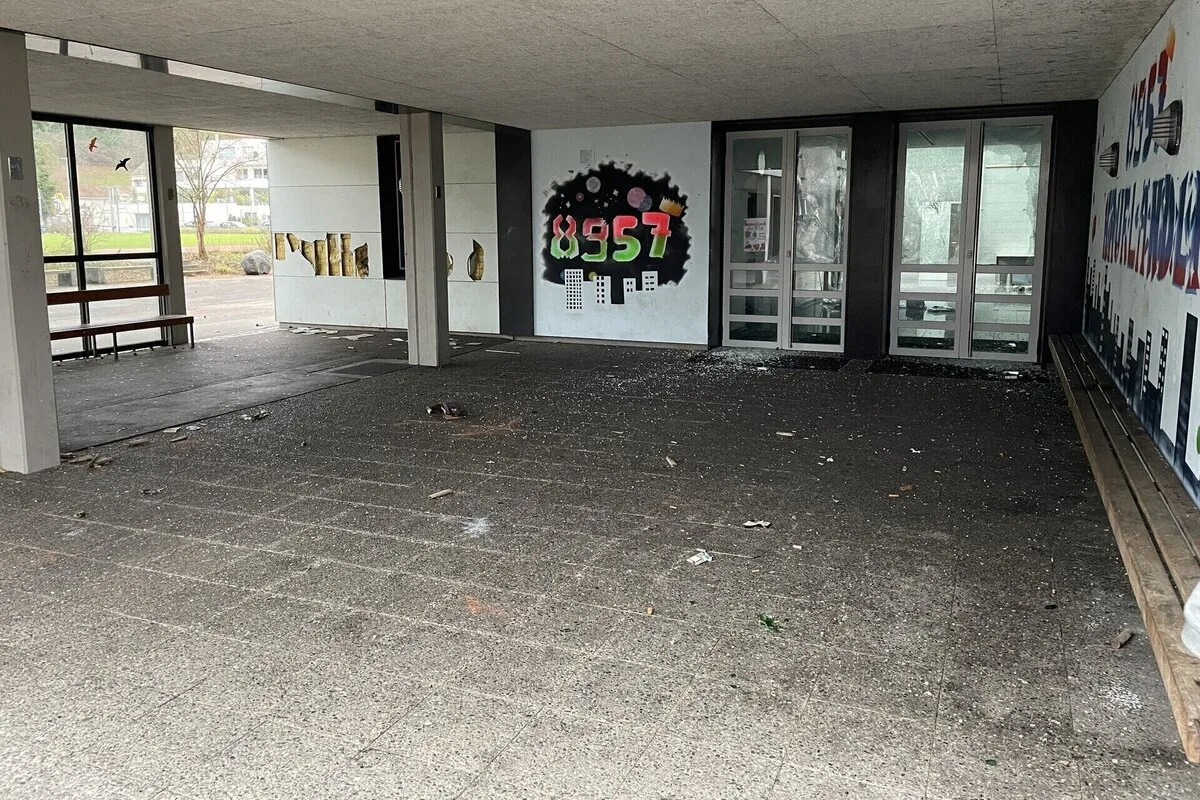 Spreitenbach AG - Vandalen richten massiven Sachschaden an 