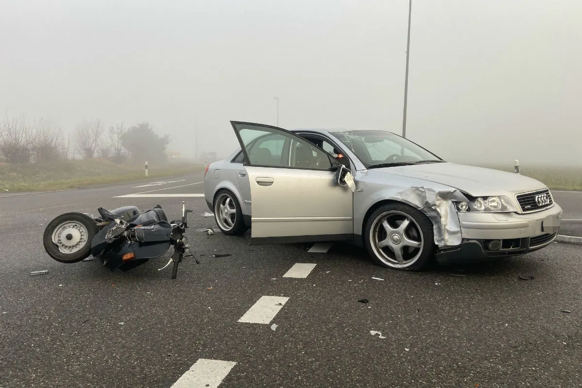 Birr AG - Rollerfahrer bei Unfall schwer verletzt