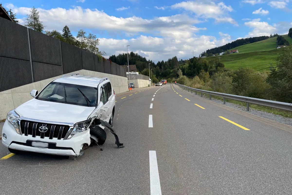 Bennau SZ – Autofahrer bei Frontalkollision verletzt