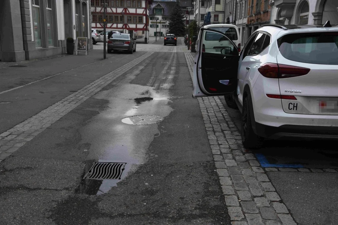 Rheineck SG – E-Bikefahrerin kollidiert mit offener Autotür