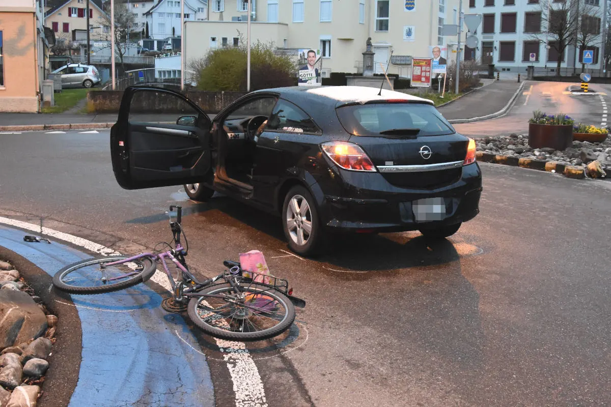 Goldach SG – Kollision zwischen Auto und Velo im Kreisverkehr