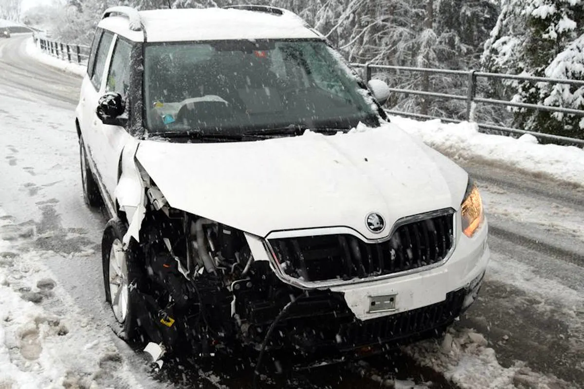 Heftiger Unfall bei Rehetobel AR – Personenwagen kollidiert mit Röhrenzaun